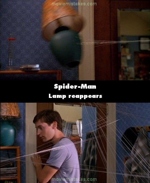 Phim Spider-Man, chiếc đèn ngủ va vào tường và bị vỡ tiếp tục xuất hiện trên chiếc tủ.